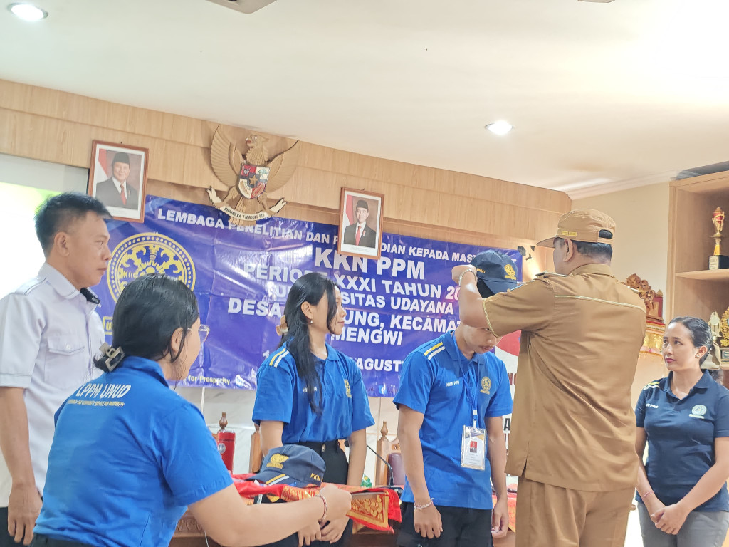 Acara Penerimaan Mahasiswa KKN dari Universitas Udayana di Desa Sembung